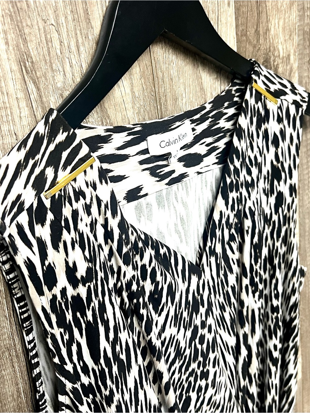 Calvin Klein sleeveless top v neck animal print size L